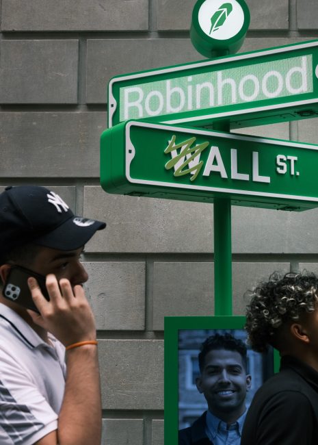 NEW YORK, NEW YORK - JULY 29: People wait in line for t-shirts at a pop-up kiosk for the online brokerage Robinhood along Wall Street after the company went public with an IPO earlier in the day on July 29, 2021 in New York City. Robinhood Markets Inc. shares fell about 5% during its Nasdaq debut. (Photo by Spencer Platt/Getty Images)